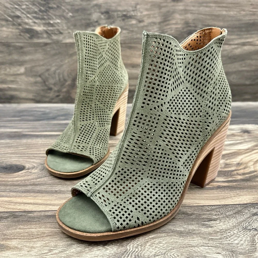 NIB Lucky Brand Vacob 9M Open Toe Perforated Block Heel Ankle Bootie Olive Suede - Picture 2 of 13